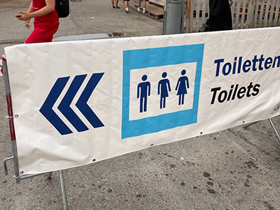 トイレのロゴが男性と女性だけでなく、間？の人も表示されています。