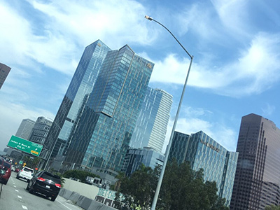 世界でも有名な都市のロサンゼルス付近のオフィスビル群。