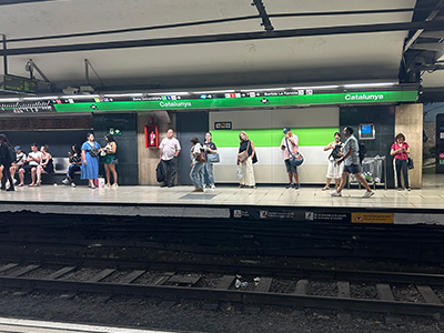 メトロのカタルーニャ駅乗り場